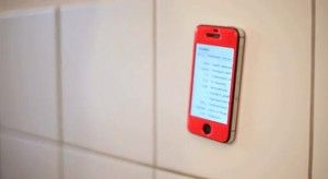 25147969_salutoo-skins-attacca-il-tuo-iphone-su-qualsiasi-superficie-0