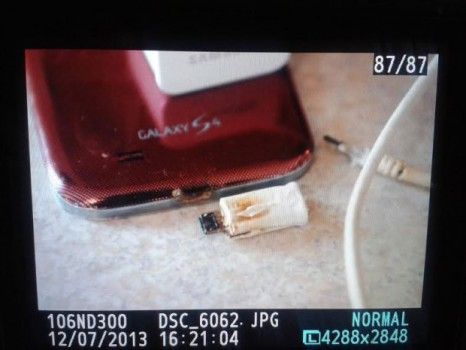 Samsung: video del Galaxy S4 che prende fuoco durante la carica della batteria