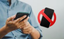 Uomo con lo smartphone in mano