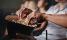 persone al cinema con pop corn