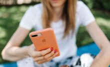 ragazza con iphone
